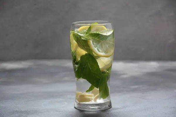 Water Detox Lemon Fresh Mint Dark Background Selective Focus Cold — Stock Photo, Image