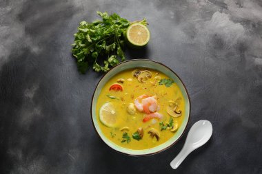 Tom Yam karides, deniz ürünleri, domates, mantar, limonçim, Hindistan cevizi sütü, zencefil ve biber biber ile baharatlı Tay çorba. Geleneksel Tay yemekleri