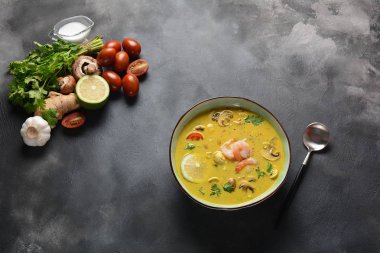 Tom Yam karides, deniz ürünleri, domates, mantar, limonçim, Hindistan cevizi sütü, zencefil ve biber biber ile baharatlı Tay çorba. Geleneksel Tay yemekleri
