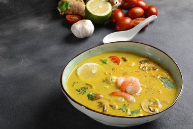 Tom Yam karides, deniz ürünleri, domates, mantar, limonçim, Hindistan cevizi sütü, zencefil ve biber biber ile baharatlı Tay çorba. Geleneksel Tay yemekleri