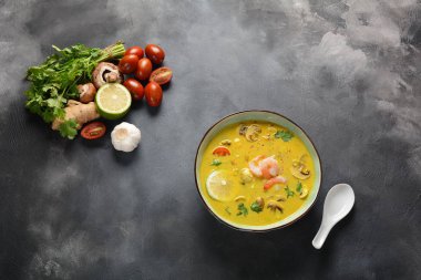 Tom Yam karides, deniz ürünleri, domates, mantar, limonçim, Hindistan cevizi sütü, zencefil ve biber biber ile baharatlı Tay çorba. Geleneksel Tay yemekleri