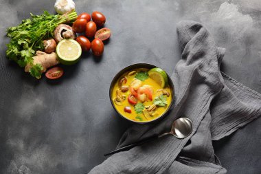 Tom Yam karides, deniz ürünleri, domates, mantar, limonçim, Hindistan cevizi sütü, zencefil ve biber biber ile baharatlı Tay çorba. Geleneksel Tay yemekleri