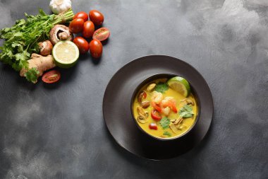 Tom Yam karides, deniz ürünleri, domates, mantar, limonçim, Hindistan cevizi sütü, zencefil ve biber biber ile baharatlı Tay çorba. Geleneksel Tay yemekleri