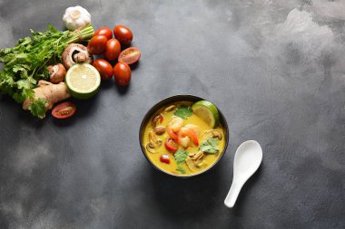 Tom Yam karides, deniz ürünleri, domates, mantar, limonçim, Hindistan cevizi sütü, zencefil ve biber biber ile baharatlı Tay çorba. Geleneksel Tay yemekleri