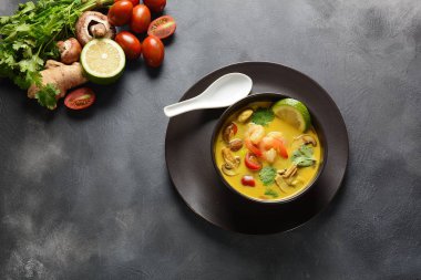 Tom Yam karides, deniz ürünleri, domates, mantar, limonçim, Hindistan cevizi sütü, zencefil ve biber biber ile baharatlı Tay çorba. Geleneksel Tay yemekleri