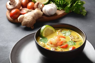 Tom Yam karides, deniz ürünleri, domates, mantar, limonçim, Hindistan cevizi sütü, zencefil ve biber biber ile baharatlı Tay çorba. Geleneksel Tay yemekleri