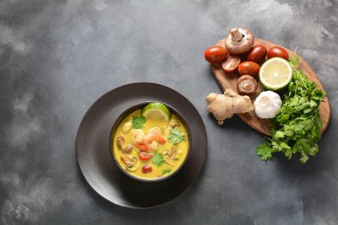 Tom Yam karides, deniz ürünleri, domates, mantar, limonçim, Hindistan cevizi sütü, zencefil ve biber biber ile baharatlı Tay çorba. Geleneksel Tay yemekleri