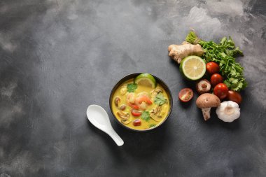 Tom Yam karides, deniz ürünleri, domates, mantar, limonçim, Hindistan cevizi sütü, zencefil ve biber biber ile baharatlı Tay çorba. Geleneksel Tay yemekleri