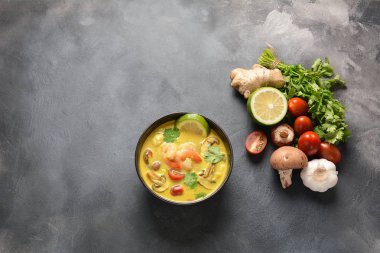 Tom Yam karides, deniz ürünleri, domates, mantar, limonçim, Hindistan cevizi sütü, zencefil ve biber biber ile baharatlı Tay çorba. Geleneksel Tay yemekleri