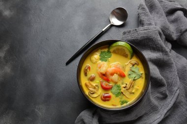 Tom Yam karides, deniz ürünleri, domates, mantar, limonçim, Hindistan cevizi sütü, zencefil ve biber biber ile baharatlı Tay çorba. Geleneksel Tay yemekleri