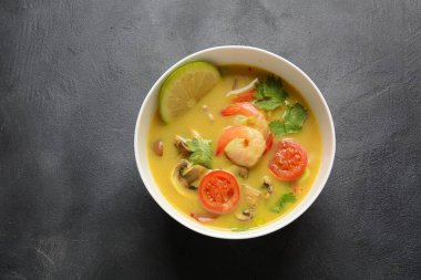 Tom Yam karides, deniz ürünleri, domates, mantar, limonçim, Hindistan cevizi sütü, zencefil ve biber biber ile baharatlı Tay çorba. Geleneksel Tay yemekleri
