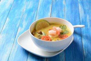 Tom Yam karides, deniz ürünleri, domates, mantar, limonçim, Hindistan cevizi sütü, zencefil ve biber biber ile baharatlı Tay çorba. Geleneksel Tay yemekleri