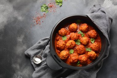 Baharat ile tatlı ve ekşi Domates sosu köfte koyu arka planda bir kızartma tavasında hizmet vermiştir. Üst görünüm 