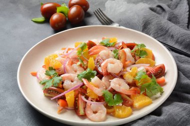 Narenciye suyu balık ferahlatıcı çanak. Perulu karides, karides Ceviche portakal ve kireç marine. Diyet ve sağlıklı gıda kavramı. Deniz ürünleri salatası