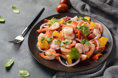 Narenciye suyu balık ferahlatıcı çanak. Perulu karides, karides Ceviche portakal ve kireç marine. Diyet ve sağlıklı gıda kavramı. Deniz ürünleri salatası