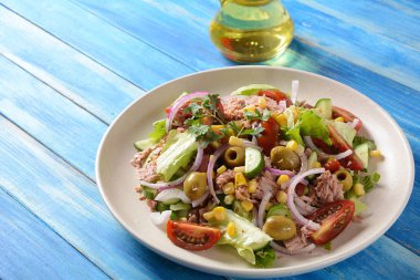 Marul, yumurta ve domates, salatalık, mısır ve kırmızı soğan ile ton balığı salatası. Sağlıklı Akdeniz gıda konsepti