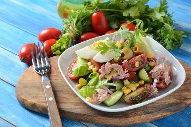 Marul, yumurta ve domates, salatalık, mısır ve kırmızı soğan ile ton balığı salatası. Sağlıklı Akdeniz gıda konsepti