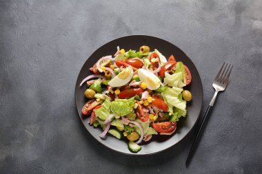 Marul, yumurta ve domates, salatalık, mısır ve kırmızı soğan ile ton balığı salatası. Sağlıklı Akdeniz gıda konsepti