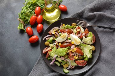 Marul, yumurta ve domates, salatalık, mısır ve kırmızı soğan ile ton balığı salatası. Sağlıklı Akdeniz gıda konsepti