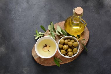 Sızma Zeytinyağı, zeytin dalı ve zeytin koyu bir arka plan üzerinde