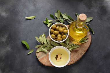 Sızma Zeytinyağı, zeytin dalı ve zeytin koyu bir arka plan üzerinde