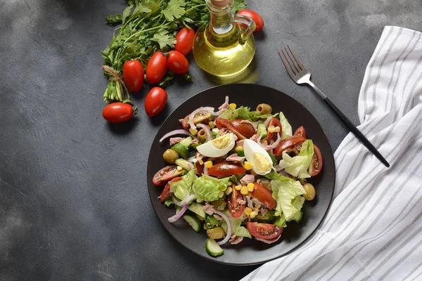 Ensalada Atún Con Lechuga Huevos Tomates Pepino Maíz Cebolla Roja —  Fotos de Stock