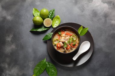 Tay tarzı hindistan cevizi sütü çorbası-Tom Kha Gai tavuk, mantar, galangal, kireç yaprakları, limon otu, biber ile. Tay mutfağı gıda konsepti