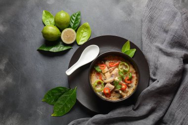 Tay tarzı hindistan cevizi sütü çorbası-Tom Kha Gai tavuk, mantar, galangal, kireç yaprakları, limon otu, biber ile. Tay mutfağı gıda konsepti