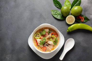 Tay tarzı hindistan cevizi sütü çorbası-Tom Kha Gai tavuk, mantar, galangal, kireç yaprakları, limon otu, biber ile. Tay mutfağı gıda konsepti