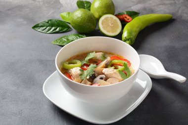 Tay tarzı hindistan cevizi sütü çorbası-Tom Kha Gai tavuk, mantar, galangal, kireç yaprakları, limon otu, biber ile. Tay mutfağı gıda konsepti