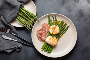 Benedict kahvaltıda pastırma ve kızarmış kuşkonmaz ile yumurta haşlanmış