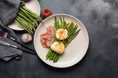 Benedict kahvaltıda pastırma ve kızarmış kuşkonmaz ile yumurta haşlanmış