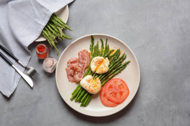 Benedict kahvaltıda pastırma ve kızarmış kuşkonmaz ile yumurta haşlanmış