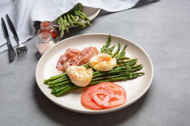 Benedict kahvaltıda pastırma ve kızarmış kuşkonmaz ile yumurta haşlanmış