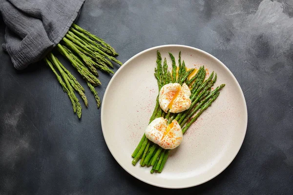 绿色芦笋 盘子里有煮熟的鸡蛋 健康早餐理念 — 图库照片