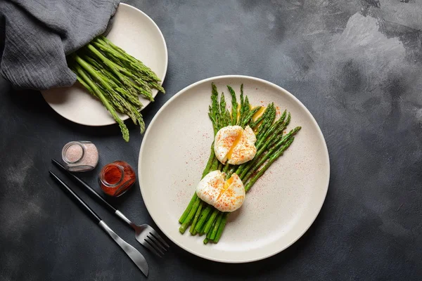 绿色芦笋 盘子里有煮熟的鸡蛋 健康早餐理念 — 图库照片