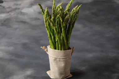 Koyu zemin üzerinde mevsimlik ürün taze yeşil Kuşkonmaz