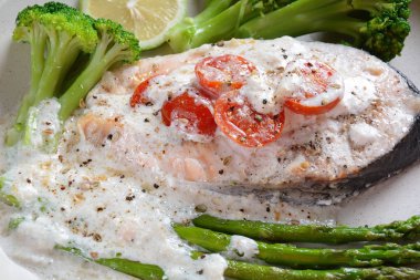 Kremalı Sarımsak Tereyağı Toskana Somon fırında kuşkonmaz, kiraz domates, brokoli Sağlıklı gıda Omega 3 Somon Creamy Dijon Soslu lezzetli bir limon krema sos lu pişmiş 