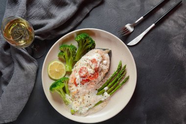 Kremalı Sarımsak Tereyağı Toskana Somon fırında kuşkonmaz, kiraz domates, brokoli Sağlıklı gıda Omega 3 Somon Creamy Dijon Soslu lezzetli bir limon krema sos lu pişmiş 