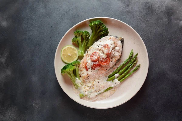 Cremoso Horno Salmón Mantequilla Ajo Toscano Horneado Una Deliciosa Salsa — Foto de Stock