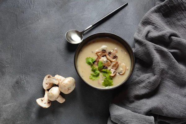 A bowl of Mushroom Cream Soup with fried champignons and fresh parsley. Winter, autumn hot soup concept — Stock Image Bowl Mushroom Cream Soup Fried Champignons Fresh Parsley Winter Autumn Stock Image