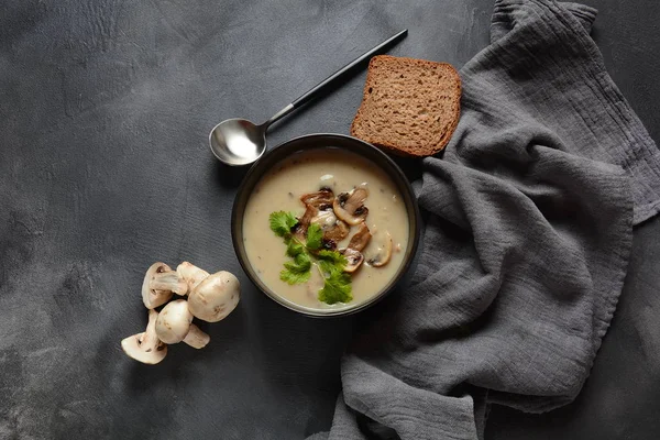 A bowl of Mushroom Cream Soup with fried champignons and fresh parsley. Winter, autumn hot soup concept — Stock Image Bowl Mushroom Cream Soup Fried Champignons Fresh Parsley Winter Autumn Royalty Free Stock Images