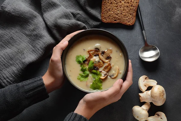 A bowl of Mushroom Cream Soup with fried champignons and fresh parsley. Winter, autumn hot soup concept — Stock Image Bowl Mushroom Cream Soup Fried Champignons Fresh Parsley Winter Autumn Stock Photo