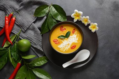 Kaffir kireç yaprakları ile Tay baharatlı kabak ve hindistan cevizi sütü çorbası, kırmızı biber ve galangal kökleri tozu. Vegan, sağlıklı yiyecekler, glütensiz. Paleo-diyet