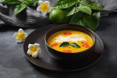 Kaffir kireç yaprakları ile Tay baharatlı kabak ve hindistan cevizi sütü çorbası, kırmızı biber ve galangal kökleri tozu. Vegan, sağlıklı yiyecekler, glütensiz. Paleo-diyet