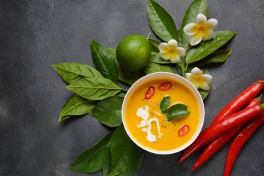 Kaffir kireç yaprakları ile Tay baharatlı kabak ve hindistan cevizi sütü çorbası, kırmızı biber ve galangal kökleri tozu. Vegan, sağlıklı yiyecekler, glütensiz. Paleo-diyet