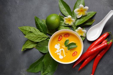 Kaffir kireç yaprakları ile Tay baharatlı kabak ve hindistan cevizi sütü çorbası, kırmızı biber ve galangal kökleri tozu. Vegan, sağlıklı yiyecekler, glütensiz. Paleo-diyet