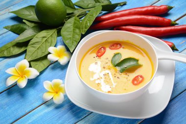 Kaffir kireç yaprakları ile Tay baharatlı kabak ve hindistan cevizi sütü çorbası, kırmızı biber ve galangal kökleri tozu. Vegan, sağlıklı yiyecekler, glütensiz. Paleo-diyet