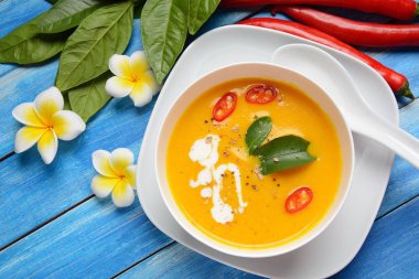 Kaffir kireç yaprakları ile Tay baharatlı kabak ve hindistan cevizi sütü çorbası, kırmızı biber ve galangal kökleri tozu. Vegan, sağlıklı yiyecekler, glütensiz. Paleo-diyet