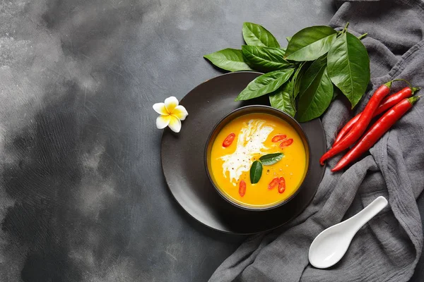 Thai Würzige Kürbis Und Kokosmilchsuppe Mit Kaffir Limettenblättern Rotem Chili — Stockfoto